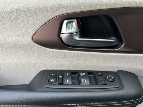 Used 2023 Chrysler Voyager LX image 11