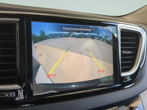 Used 2024 Chrysler Pacifica Touring-L FWD image 16