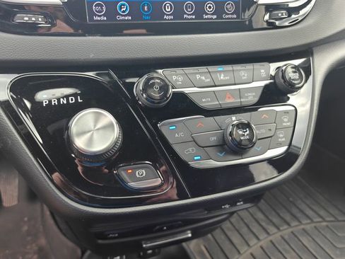 Used 2020 Chrysler Pacifica Touring-L Plus FWD image 16