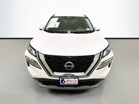 Used 2023 Nissan Rogue SV image 2