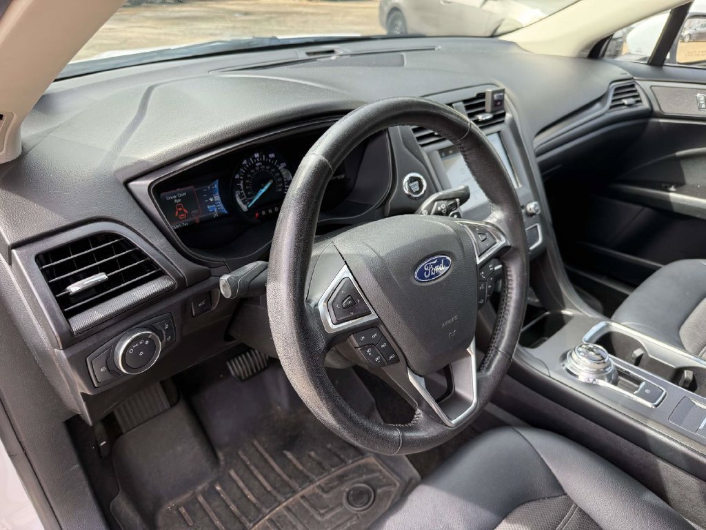 Used 2018 Ford Fusion SE w/ Equipment Group 201A FWD image 10