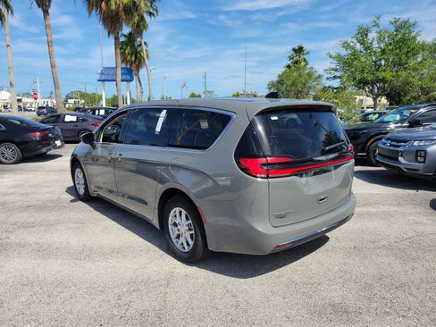 Used 2023 Chrysler Pacifica Touring-L FWD image 8