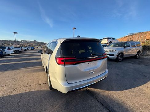 Used 2024 Chrysler Pacifica Touring-L image 3