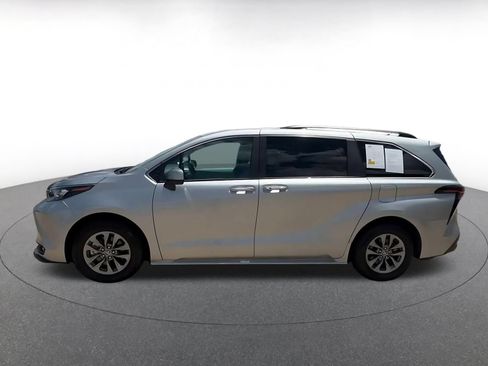 Used 2025 Toyota Sienna XLE FWD image 7