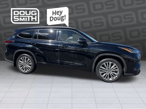 Used 2020 Toyota Highlander Platinum AWD/4WD image 2