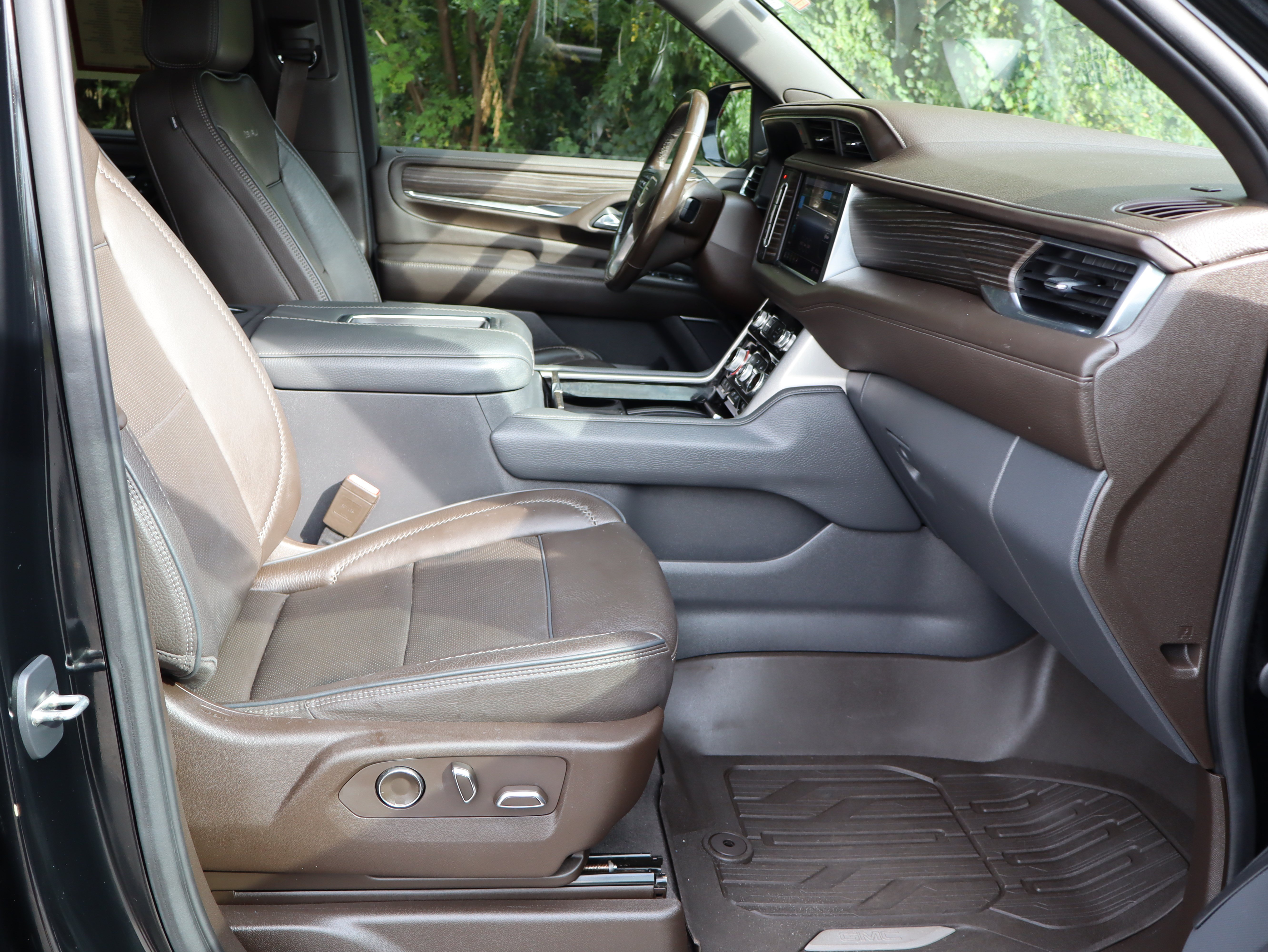 Used 2021 GMC Yukon Denali w/ Denali Premium Package RWD image 36