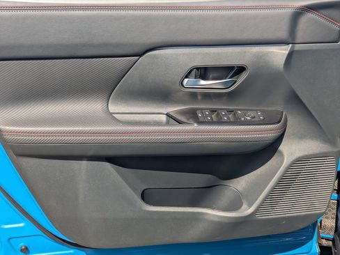 Certified 2025 Nissan Kicks SR FWD image 10