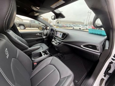 New 2026 Chrysler Pacifica Select w/ S Appearance Package image 10