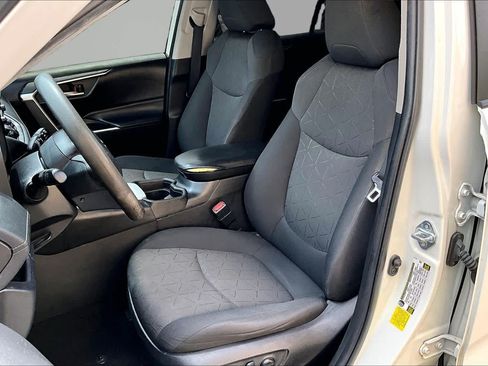Used 2021 Toyota RAV4 XLE w/ Convenience Package FWD image 7