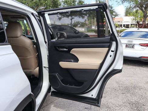 Used 2023 Toyota Highlander XLE FWD image 25