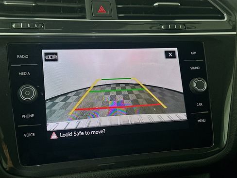 Used 2022 Volkswagen Tiguan SE image 11