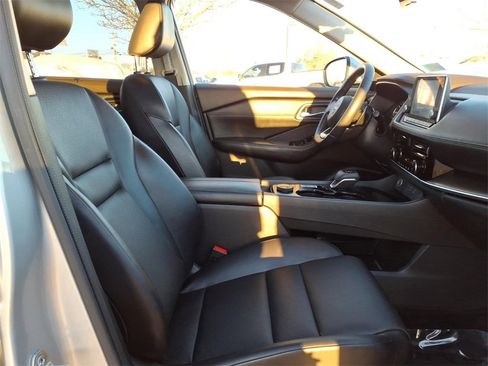 Certified 2022 Nissan Rogue SV w/ SV Premium Package image 5