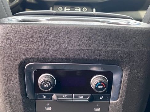 Used 2022 Chevrolet Tahoe Z71 w/ Luxury Package image 25