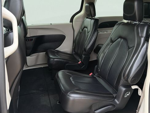 Used 2023 Chrysler Pacifica Touring-L FWD image 23