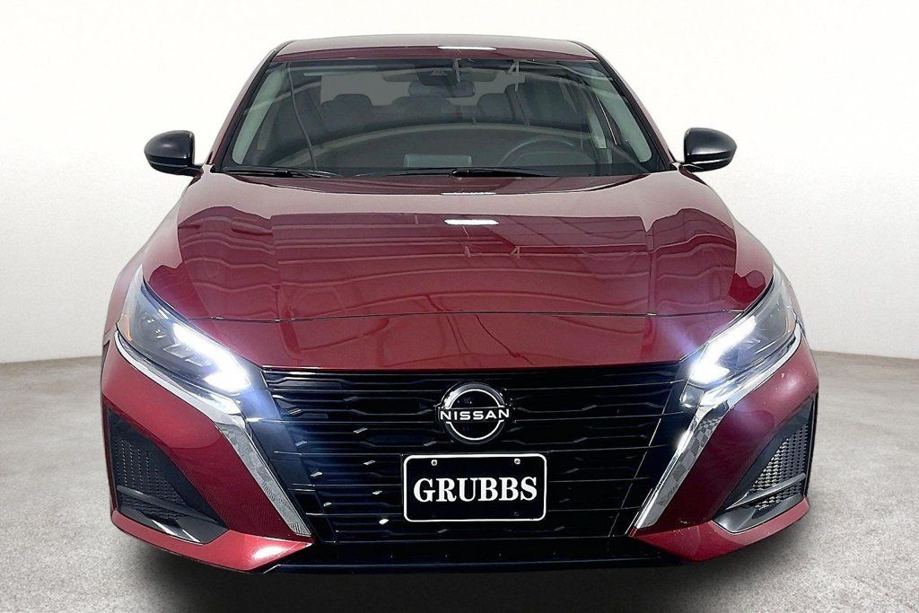 Used 2025 Nissan Altima 2.5 SV FWD image 4