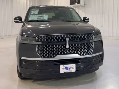 New 2026 Lincoln Navigator L Premier AWD/4WD image 4
