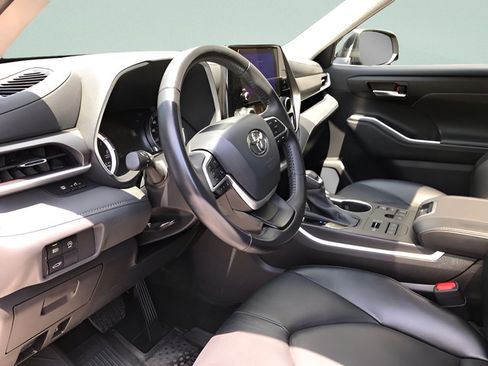 Certified 2024 Toyota Highlander XLE AWD/4WD image 16