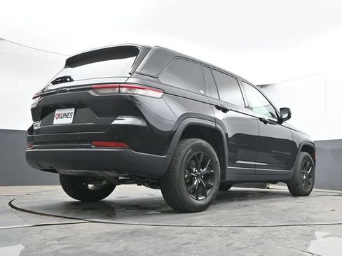 Used 2025 Jeep Grand Cherokee Altitude AWD/4WD image 41