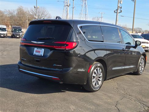 Used 2023 Chrysler Pacifica Touring-L image 12