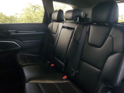 Used 2023 Kia Telluride LX AWD/4WD image 7