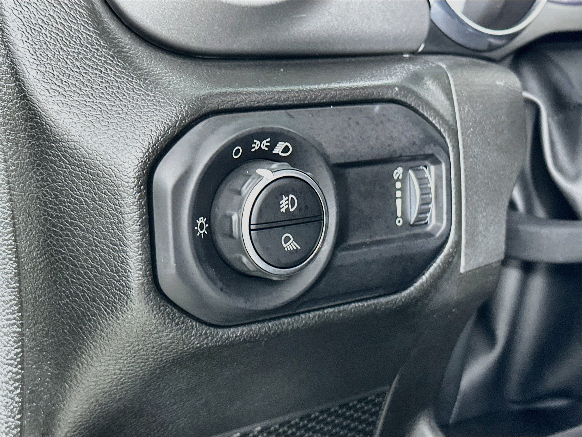 Used 2023 Jeep Gladiator Sport AWD/4WD image 10