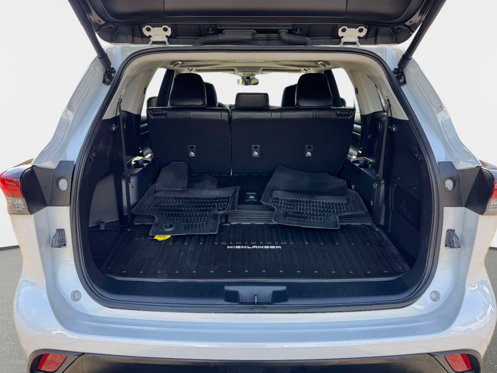 Used 2024 Toyota Highlander XLE AWD/4WD image 10