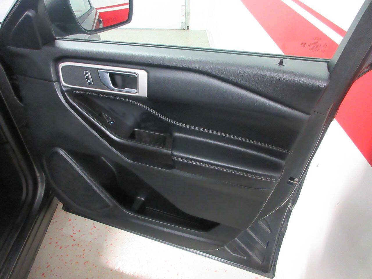 Used 2020 Ford Explorer XLT w/ Equipment Group 202A AWD/4WD image 33