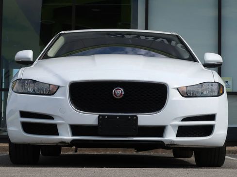 Used 2018 Jaguar XE image 3