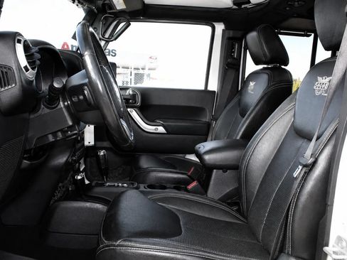 Used 2017 Jeep Wrangler Unlimited Sahara w/ Connectivity Group AWD/4WD image 10