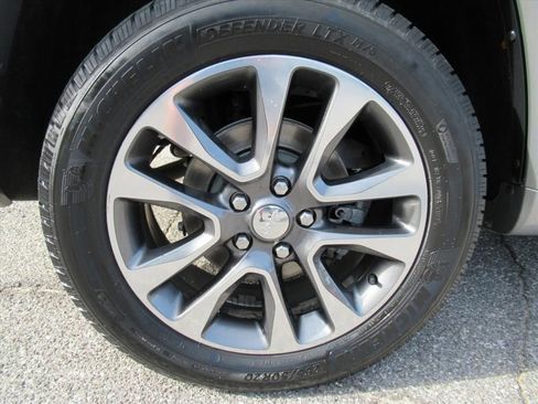 Used 2017 Jeep Grand Cherokee Overland w/ Jeep Active Safety Group AWD/4WD image 8