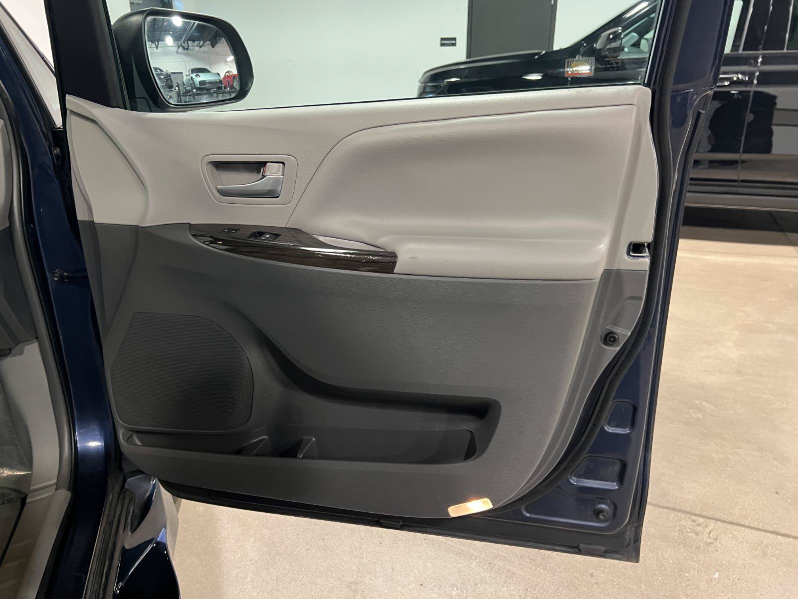 Used 2018 Toyota Sienna XLE w/ XLE Navigation Package FWD image 41