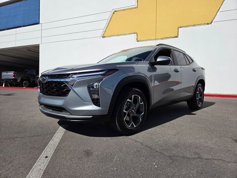 Used 2025 Chevrolet Trax LT w/ Driver Confidence Package image 2