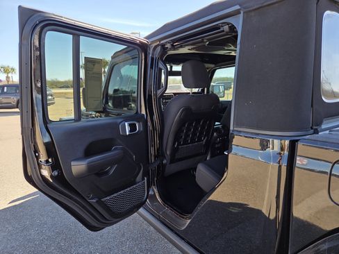 Used 2023 Jeep Gladiator Rubicon w/ Trailer Tow Package image 14