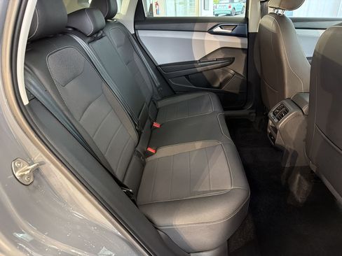 Certified 2024 Volkswagen Taos SE w/ Panoramic Sunroof Package FWD image 31
