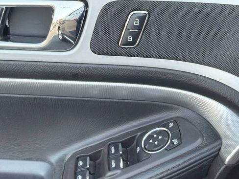 Used 2014 Ford Explorer XLT w/ Equipment Group 201A AWD/4WD image 21