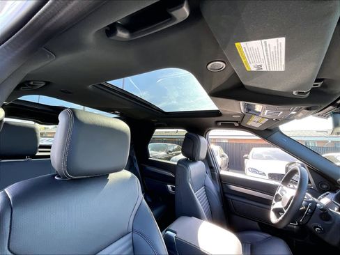 Used 2025 Land Rover Discovery Dynamic SE image 23