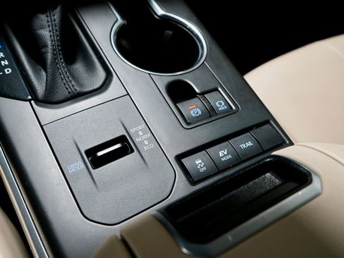 Used 2021 Toyota Highlander XLE image 22