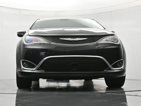 Used 2017 Chrysler Pacifica Limited w/ UConnect Theater Package FWD image 38