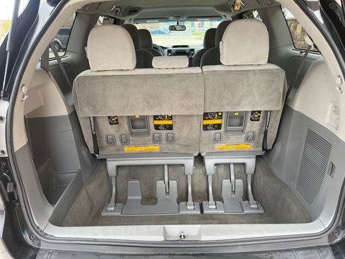 Used 2012 Toyota Sienna LE w/ Towing Pkg AWD/4WD image 17