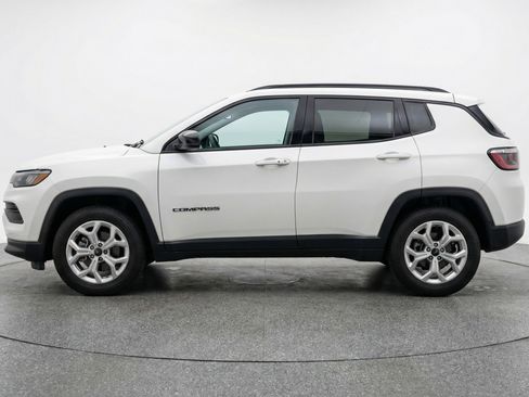 Used 2025 Jeep Compass Latitude AWD/4WD image 5