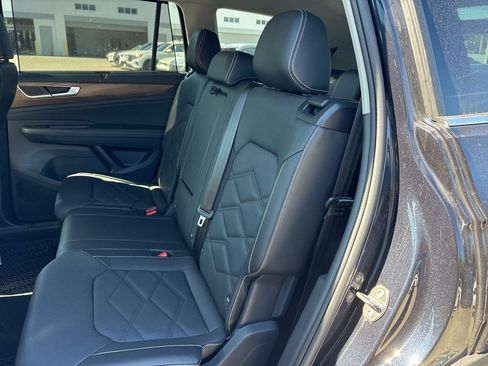 Certified 2025 Volkswagen Atlas SE image 7