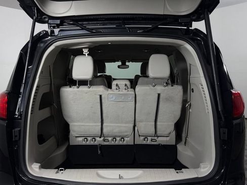 Used 2017 Chrysler Pacifica Touring-L Plus FWD image 9