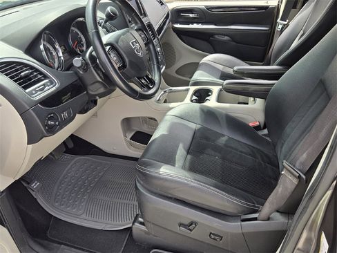 Used 2018 Dodge Grand Caravan SXT image 11