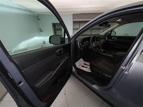 Used 2023 Kia Sorento LX image 11