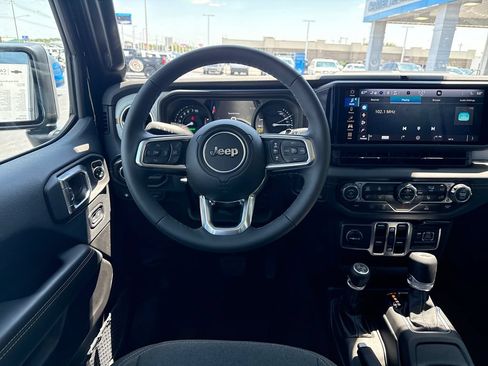 Used 2025 Jeep Wrangler Unlimited Sahara AWD/4WD image 24