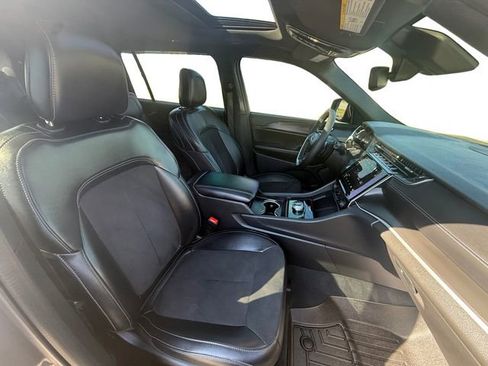 Used 2024 Jeep Grand Cherokee L Altitude image 23