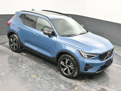 Used 2024 Volvo XC40 B5 Core image 30