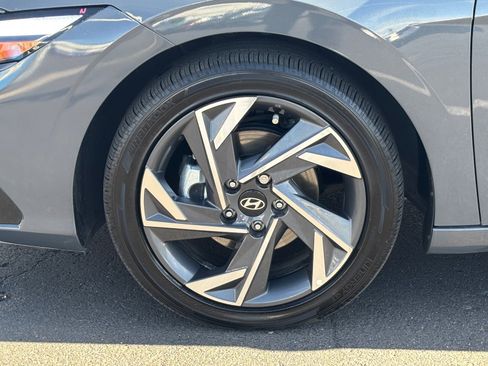 Used 2024 Hyundai Elantra Limited image 11