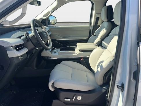 New 2025 Lincoln Navigator Reserve image 7