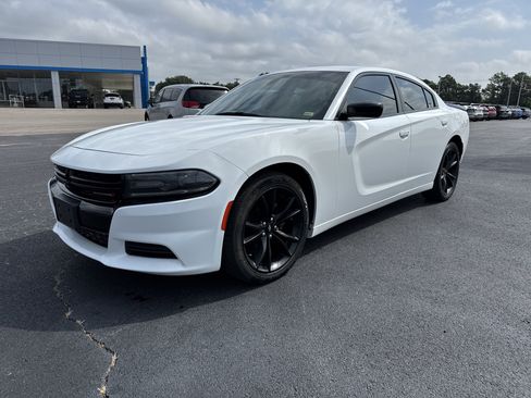 Used 2018 Dodge Charger SXT w/ Blacktop Package image 1